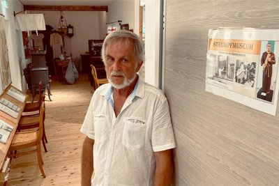 Achim Richter vor seinem Strumpfmuseum - es ist gegenüber des Wahllokals im Dorfgemeinschaftshaus Gornsdorf.