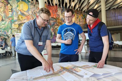 Thomas Kaden, Projektleiter Infrastruktur beim VMS (links), erklärt die Pläne für den Neubau des Falkeplatzes.