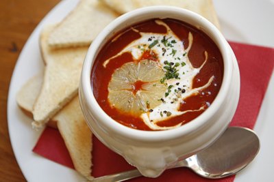 Eine Soljanka, die ukrainische Wurstsuppe mit Paprika, sauren Gurken und Zwiebeln. Die Soljanka gehört zu den beliebtesten ostdeutschen Gerichten. 