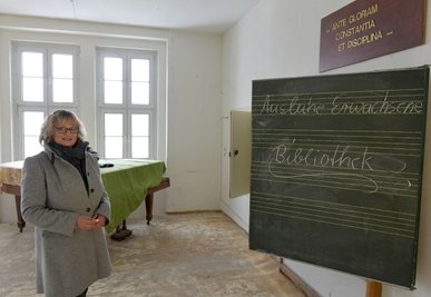 Aus der Bauzeit: Im Vereinshaus entsteht in der oberen Etage die neue Bibliothek. Bibliothekarin Carmen Mühl freut sich, dass sie im Februar eröffnet werden soll. 