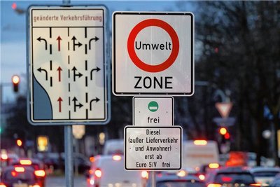 Einfahrverbote in Städte sind der Schrecken der Dieselfahrer. In München beispielsweise darf die Umweltzone seit 1. Februar nicht mehr von Selbstzündern der Schadstoffklasse Euro 4 oder schlechter befahren werden. Ab dem 1. Oktober sollen auch Euro-5-Modelle draußen bleiben. Gleichzeitig gilt der Diesel bei hohem Kilometerpensum und für regelmäßige Fahrten mit viel Ladung oder im Anhängerbetrieb nach wie vor als sinnvolle Anschaffung. 