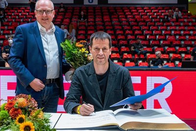 Im Beisein von OB Sven Schulze (links) trug sich Torsten Loibl ins Golde Buch ein.
