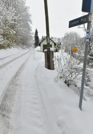 Der Schnee deckt die Schäden zu: Der Saydaer Weg in Neuhausen soll nun 2022 erneuert werden.