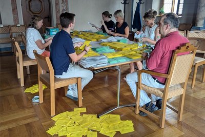 Im Annaberger Rathaus werden am Nachmittag in drei Räumen die äußeren Umschläge von eingegangenen Briefwahlunterlagen entfernt. Das Ganze dient der Vorbereitung der Auszählung ab 18 Uhr.