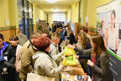 Die Zentralschule Adorf ist am Dienstag Schauplatz einer Berufsorientierungsmesse. Das Bild entstand im Jahr 2019.