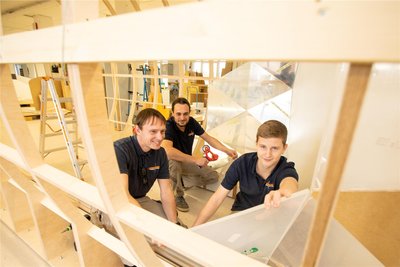 Sie tüfteln bis zuletzt am Kaleidoskop, einem der Highlights des neuen Museums: Danilo Neumann, Alexander Nojogan und Nico Morgner (von links).