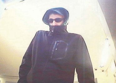 Mit diesem Foto einer Überwachungskamera der Sparkassen-Filiale sucht die Polizei einen mutmaßlichen Einbrecher.
