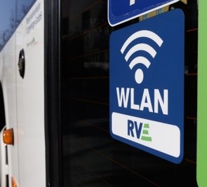 In allen Bussen der RVE ist nun W-Lan verfügbar, ersichtlich ist das auch an Symbolen, die an den Fahrzeugen angebracht sind. 