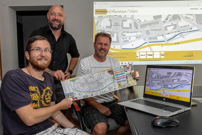Jonas Scherf und Simon Löschner von Scherfware haben zusammen mit Citymanager Uwe Prenzel (von links) die Idee für den Marktplatz Auerbach entwickelt. Zum Start wird der seit 2018 regelmäßig aktualisierte Einkaufsführer, den das Trio in der Hand hält, online verfügbar gemacht und bekommt Zusatzfunktionen.