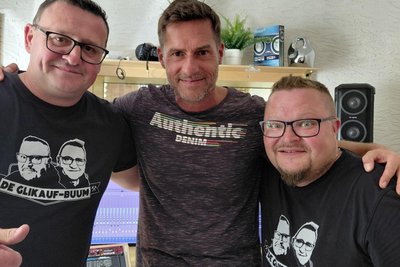Mirko Süß (M.) produzierte mit dem Duo das Lied „Unser Gruß Glück Auf“.