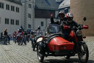 Über 200 Biker läuteten die Veranstaltung mit einem Motorradkorso ein, der auf Schloss Wildeck begann.