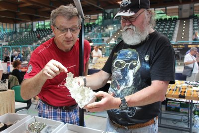 enry Glöckner aus Herold (L) präsentiert Andre Heilmann, der aus der Nähe von Frauenstein nach Annaberg kam ein Schweizer Bergkristall      