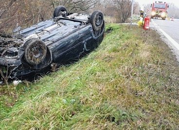Bei einem Unfall auf der B 175 ist ein VW aufs Dach gekippt. 