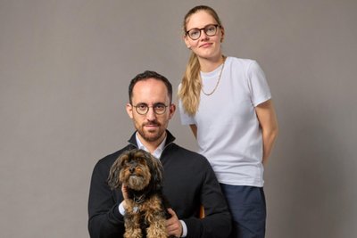 Gruppenbild mit Hund und Dame: Der musikalische Beitrag von Igor Levit hat Johanna Summer bei der gemeinsamen Studiosession besonders berührt.