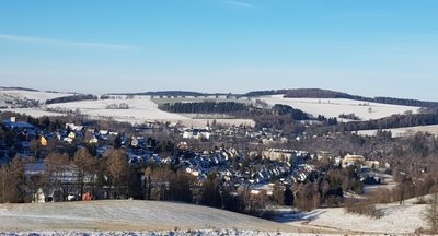 Die Gemeinde Neuhausen am Schwartenberg: Laut Bürgermeister liegen fertige Konzepte in der Schublade, um 2022 wieder gemeinsam die traditionellen Feste zu feiern - wenn Corona es zulässt. 