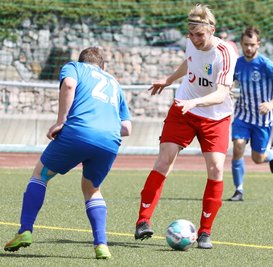 Während der Annaberger Valentin Breitfeld (r.) am vergangenen Wochenende noch zwei Tore beim 5:3 in Sosa erzielte, hatten Robin Weigel und die FSV-Abwehr die VfB-Offensive diesmal im Griff. 