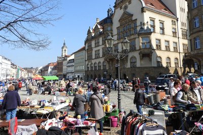 Zum Flohmarkt auf dem Werdauer Markt ist immer viel Trubel. Am 6. April kann wieder getrödelt werden.