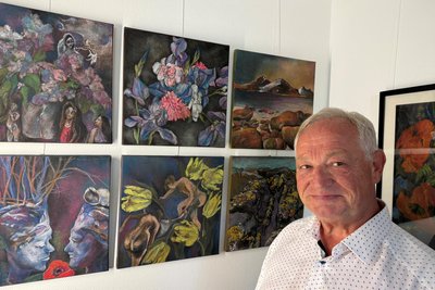 Ex-Bürgermeister Thomas Firmenich vor Leo Lessigs „Fernöstlicher Begegnung".