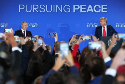 US-Präsident Donald Trump (hinten rechts) und der russische Präsident Wladimir Putin (hinten links) nehmen nach Abschluss ihrer Gespräche an einer gemeinsamen Pressekonferenz teil.