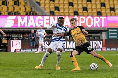 Rückkehrer Julius Kade (r.), der hier den Ball vor Leroy-Jacques Mickels sichert, überzeugte in der letzten Saison mit seiner Zweikampfstärke. Die kann Dynamo gut gebrauchen. Kade erhielt einen Vertrag bis Juni 2024.