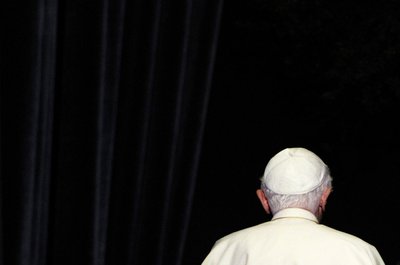 25.09.2011, Baden-Württemberg, Freiburg: Der damalige Papst Benedikt XVI verlässt nach seiner Rede das Konzerthaus. 