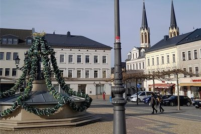 Der Oelsnitzer Markt: Viel Platz, doch an vielen Tagen wenig los. Was könnte den Platz im Sommer beleben?