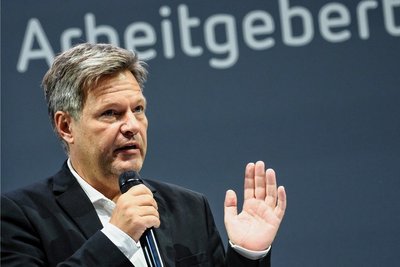 Will übermäßige Gewinne bei Energieerzeugern abschöpfen und die Strompreise bremsen: Wirtschaftsminister Robert Habeck beim Arbeitgebertag in Berlin. 
