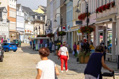 Auerbach - im Bild die Innenstadt mit Neumarkt und Nicolaistraße - sieht sich als Einkaufsstadt. Damit das so bleibt, sind Ideen gefragt, die den Einzelhandel voranbringen.