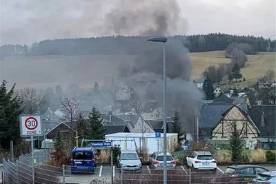 Beim Brand am 17. Februar an der August-Bebel-Straße in Zschorlau kam es zu starker Rauchentwicklung, die weithin zu sehen war.