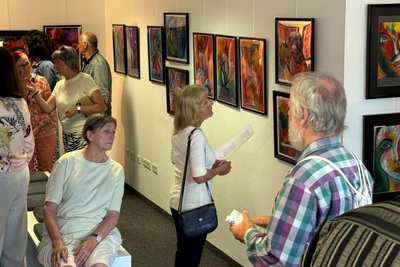Zur Vernissage kamen drei Dutzend Besucher in die Stadtgalerie am Baderberg.
