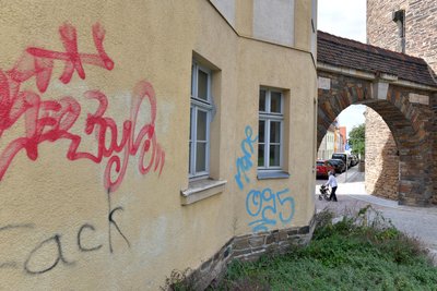 Zu den Schmierereien an Häusern, auch an der Pfarrgasse in Freiberg, bittet die Polizei um Hinweise.