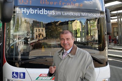 Nur eines von vielen Projekten, die er anschob: Regiobus-Geschäftsführer Michael Tanne nahm 2011 den ersten Hybridbus in Mittelsachen in Betrieb.