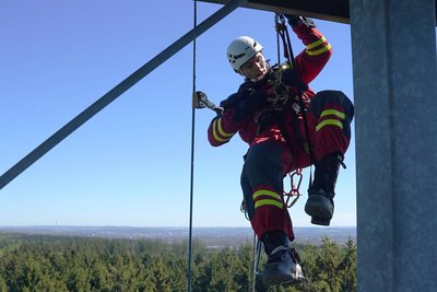 Feuerwehrmann Franz Hemann seilt sich ab.