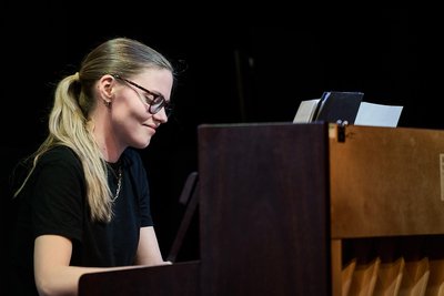 Johanna Summer bei einem Auftritt am 23. April mit ihrem Trio im Weltecho Chemnitz. Am 11. Juni kommt sie erneut dorthin, diesmal mit der Leipziger Spielvereinigung Sued.