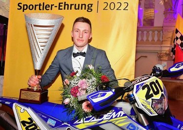 Am Freitagabend tauschte Luca Fischeder die Enduro-Uniform mit dem Anzug und nahm auch noch eine neue Trophäe mit nach Hause.