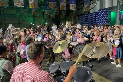 Die Schalmeienkapelle Steinbach sorgt beim Oktoberfest in Einsiedel für gute Stimmung.