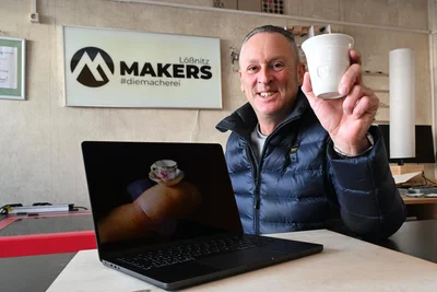 Oliver Damm gehört zu den Lößnitz Makers. Die haben sich eine besondere Aktion ausgedacht, die mit dem kleinsten Porzellanservice der Welt zu tun hat.