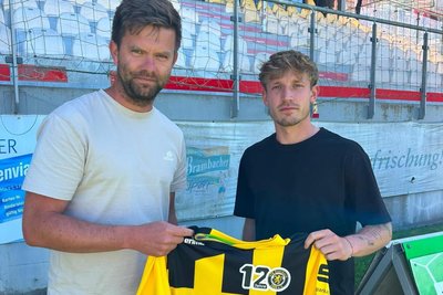 Der neue Auerbacher Trainer Tommy Färber (links) kann Max Winter (rechts) als Neuzugang beim VfB begrüßen.