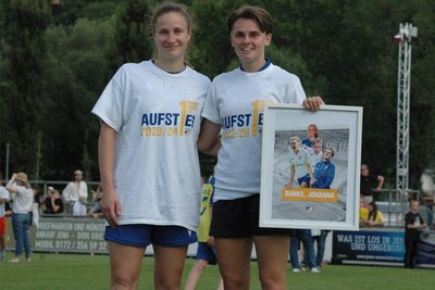 Nach dem gemeinsamen Aufstieg in die 1. Bundesliga mit Carl Zeiss Jena haben sich die Wege der beiden mittelsächsischen Fußballerinnen Nicole Woldmann und Johanna Seifert (r.) getrennt. Woldmann bleibt in Jena, Seifert wechselte zu Hertha BSC in die Regionalliga.