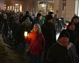 Der Protestzug mit mehreren Hundert "Montagsspaziergängern" an der Postkreuzung in Freiberg. 