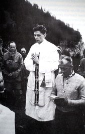 01.01.1952, Bayern, München: Der damalige Priester Joseph Ratzinger hält 1952 eine Bergmesse in Ruhpolding