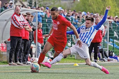 Der FSV Limbach-Oberfrohna (hier links mit Yassine Boussif im Stadtduell gegen Maximilian Köhler vom TV Oberfrohna) kann mit einem Heimsieg an diesem Sonntag gegen den Meeraner SV II den Kreismeistertitel in der Westsachsenliga holen. 