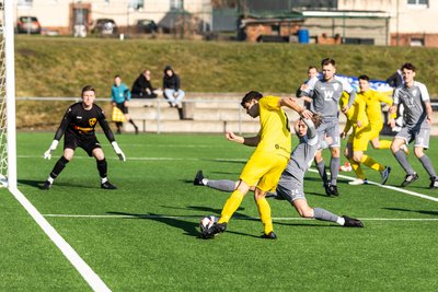 In dieser Szene kurz nach Spielbeginn wird Fortunas Ruben Neubauer noch abgeblockt, nach der Pause trafen seine Mitspieler aber zum wichtigen 2:0-Sieg des VfB gegen Reichenbach.