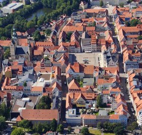Wohin mit dem Auto? Die zwei Bundesstraßen und zahlreichen engen Gassen in Freiberg sollen in den kommenden Tagen neu beschildert werden, damit die Parkplatzsuche schneller geht. Die Besucher sollen in erster Linie zu den Parkhäusern "Am Tivoli" (oben links) und "Altstadt" (unten links) gelotst werden.
