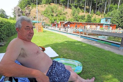 Im Ökobad Rechenberg finden Besucher genügend Schatten, in dem man sich etwas von der Hitze erholen kann.