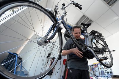 Regelmäßige Wartung steigert die Lebensdauer des E-Bikes. Fachleute können Daten zum Zustand des Akkus auslesen. 