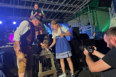 Einsiedels Ortsvorsteher Falk Ulbrich und Braumeisterin Marie-Luise Schlieben beim Festbieranstich.