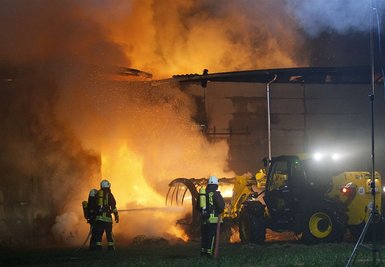 Eine Lagerhalle in Seifersdorf ging in der Nacht zum Montag in Flammen auf.