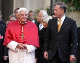 09.09.2006, Bayern, München: Begleitet von Bundespräsident Horst Köhler (r) kommt Papst Benedikt XVI. am 09.09.2006 in die Residenz in München.