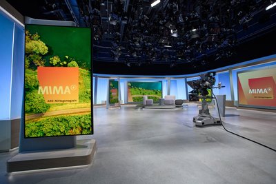 Das neue Mittagsmagazin-Studio beim MDR in Leipzig. Hier werden in der MDR-Woche ab sofort täglich zwei Stunden Programmfläche für ARD und ZDF gefüllt. Tino Böttcher und Mariama Jamanka begrüßen um kurz nach 12 Uhr von hier aus die Zuschauerinnen und Zuschauer.